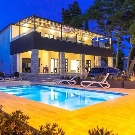 Seaside With A Swimming Pool Sveti Filip I Jakov, Biograd - 25471 شقة *