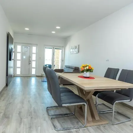 Seaside With A Swimming Pool Sveti Filip I Jakov, Biograd - 25471 شقة