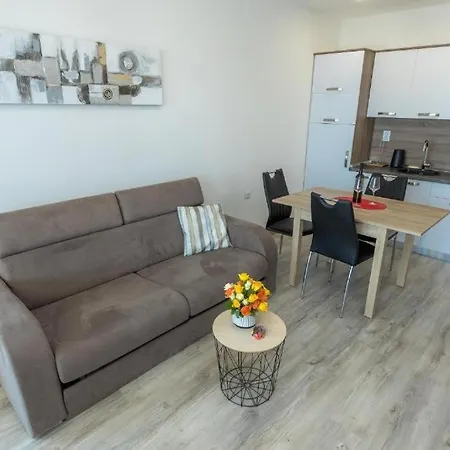 شقة Seaside With A Swimming Pool Sveti Filip I Jakov, Biograd - 25471 سفيتي فيليب ياكوف