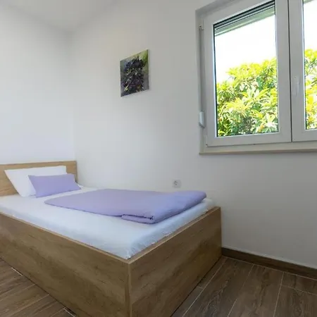 Seaside With A Swimming Pool Sveti Filip I Jakov, Biograd - 25471 شقة *