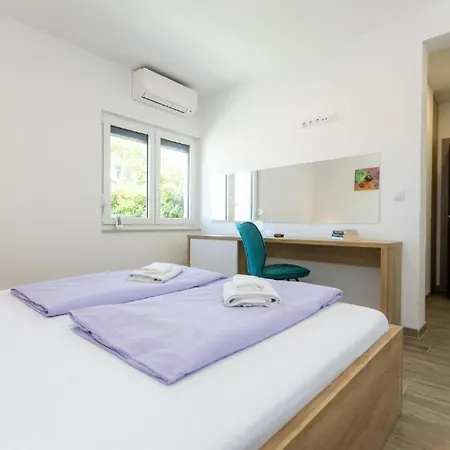 شقة Seaside With A Swimming Pool Sveti Filip I Jakov, Biograd - 25471 سفيتي فيليب ياكوف