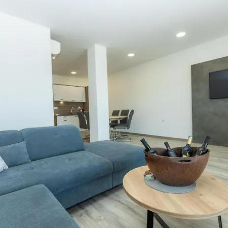 شقة Seaside With A Swimming Pool Sveti Filip I Jakov, Biograd - 25471 سفيتي فيليب ياكوف